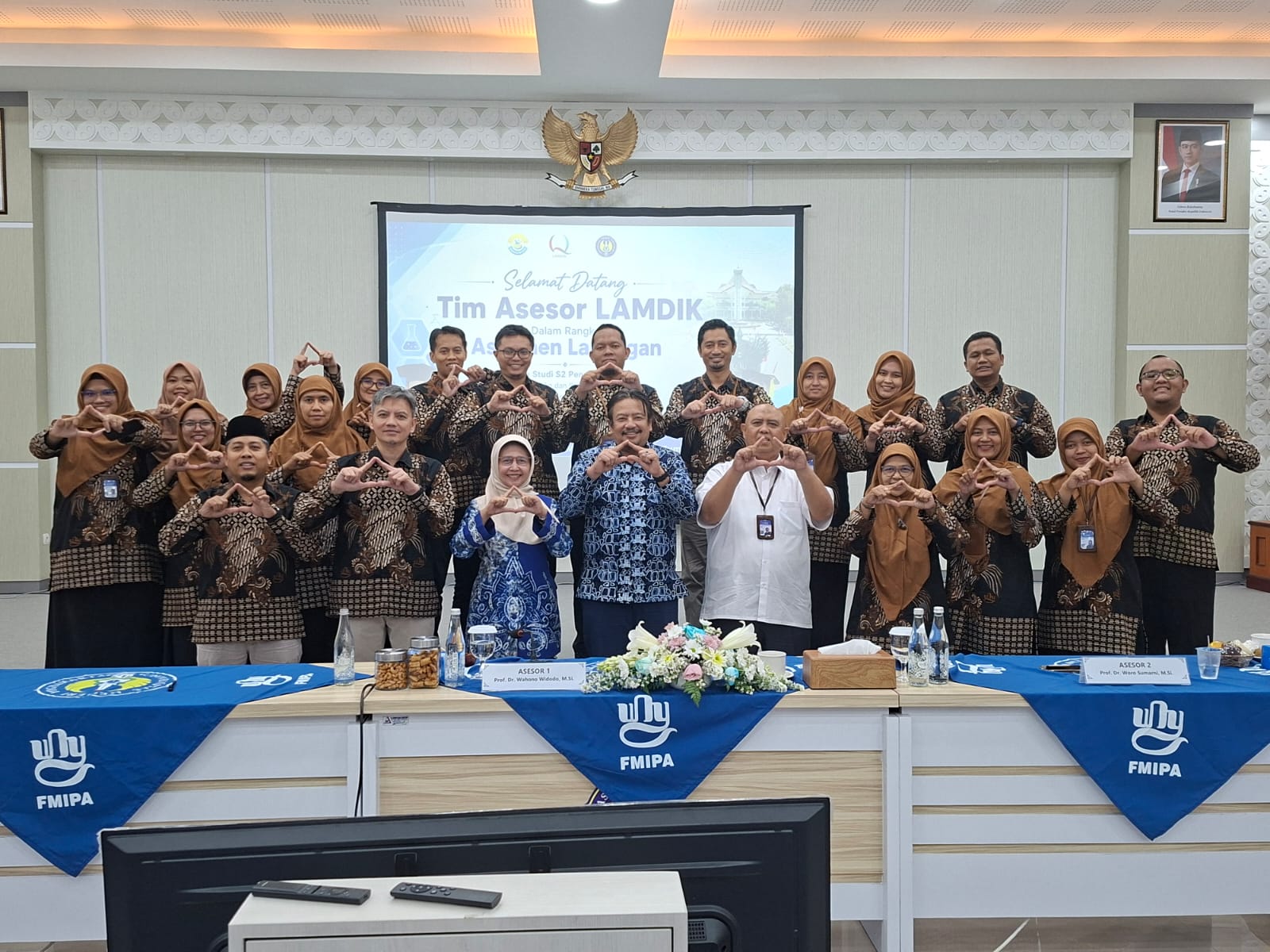 Foto bersama pimpinan UNY, pimpinan FMIPA, tim akreditasi, dan asesor LAMDIK pada penutupan Asesmen Lapangan Akreditasi Program Studi S2 Pendidikan Sains FMIPA UNY, Rabu (24/6/2026).